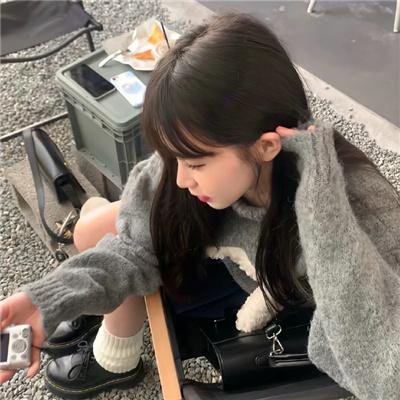 坐在酒吧里吃蛋糕